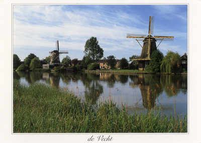 602078 Gezicht op de molens de Eendragt en de Vriendschap langs de Vecht te Weesp.